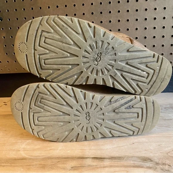 UGGs classic brown boots size 7 - Picture 8 of 8